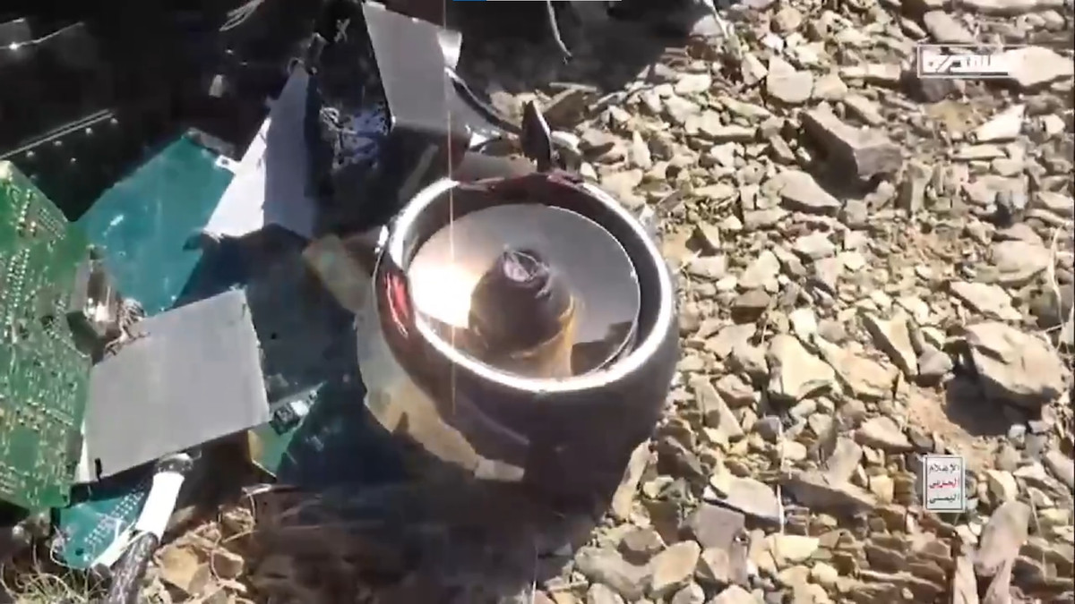 Một phần còn lại của thiết bị giám sát với thấu kính hội tụ phản quang lấp lánh dưới ánh nắng mặt trời.