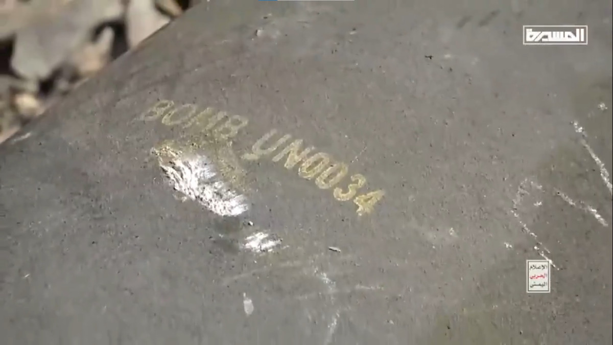 Cận cảnh dòng chữ BOMB UN0034 trên quả bom.