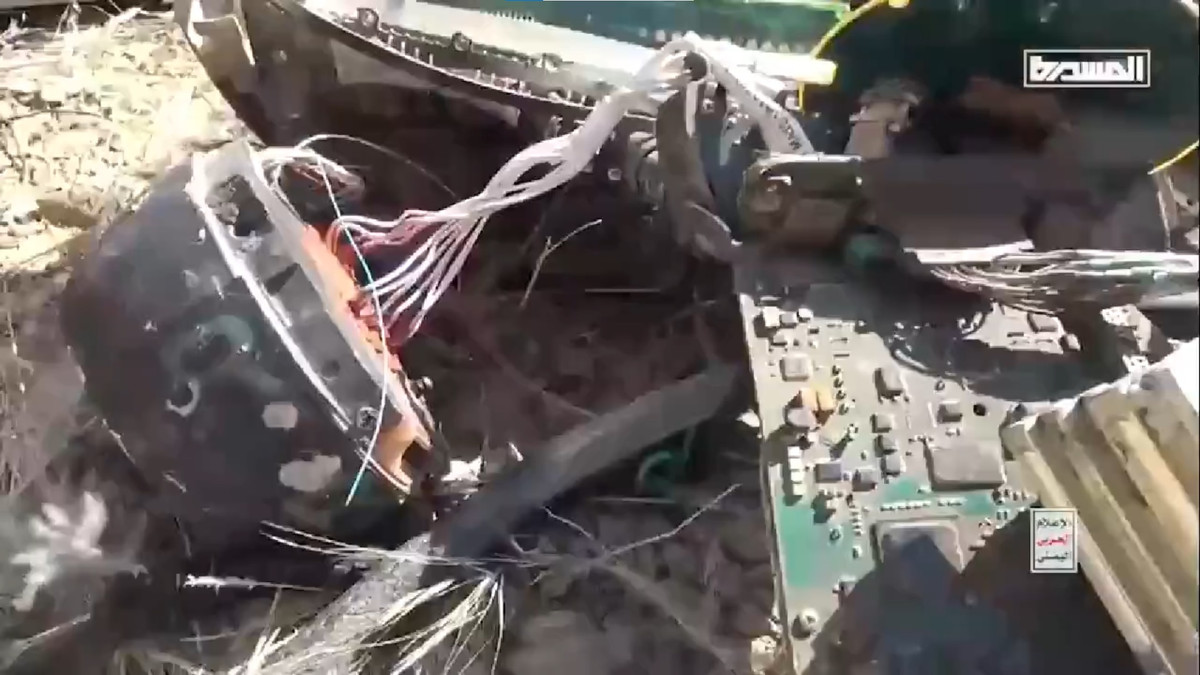 Trích xuất từ video cho thấy, những gì còn lại của chiếc UAV này chỉ là một đống linh kiện bị vỡ vụn do sức công phá của tên lửa. Có thể nhận ra các bảng mạch điều khiển hết sức tinh vi, phức tạp.