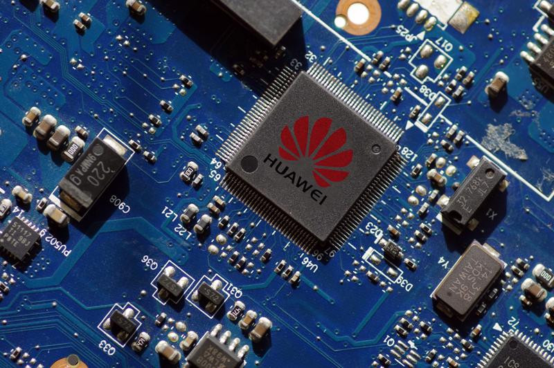 Họ cũng đang xem xét liệu TSMC có sản xuất chip máy chủ AI do Huawei thiết kế hay không. Điều đó sẽ bao gồm bất kỳ hoạt động bán hàng gián tiếp nào, có khả năng thông qua các công ty trung gian. Trong khuôn khổ đó, các quan chức đang điều tra xem TSMC có thực hiện các biện pháp kiểm tra đầy đủ các khách hàng trước khi xử lý đơn hay không.