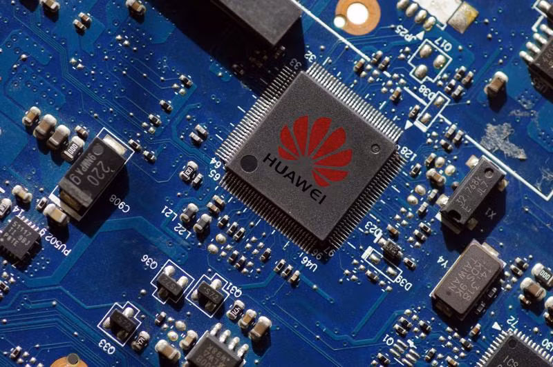 Họ cũng đang xem xét liệu TSMC có sản xuất chip máy chủ AI do Huawei thiết kế hay không. Điều đó sẽ bao gồm bất kỳ hoạt động bán hàng gián tiếp nào, có khả năng thông qua các công ty trung gian. Trong khuôn khổ đó, các quan chức đang điều tra xem TSMC có thực hiện các biện pháp kiểm tra đầy đủ các khách hàng trước khi xử lý đơn hay không.
