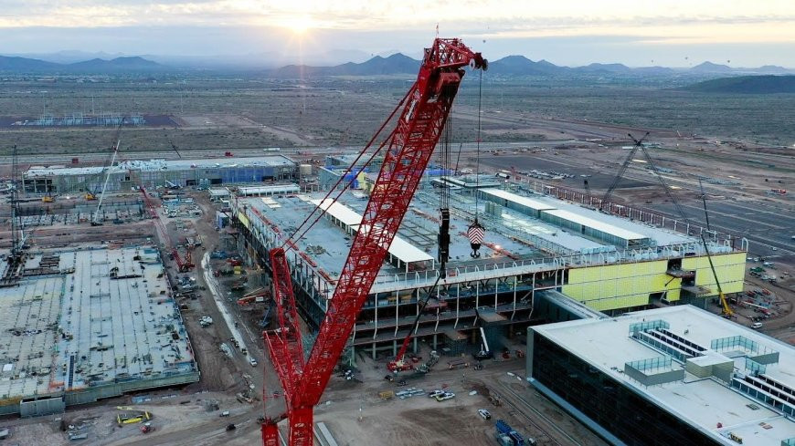 Cuộc điều tra diễn ra vào thời điểm quan trọng đối với TSMC khi công ty này sắp nhận hơn 11 tỷ USD từ chính quyền Joe Biden để xây dựng nhà máy thứ ba tại tiểu bang Arizona. Nhà sản xuất chip này đã đầu tư 40 tỷ đô la vào các nhà máy dự kiến sản xuất chip 2nm, 3nm và 4nm. Ảnh: AP