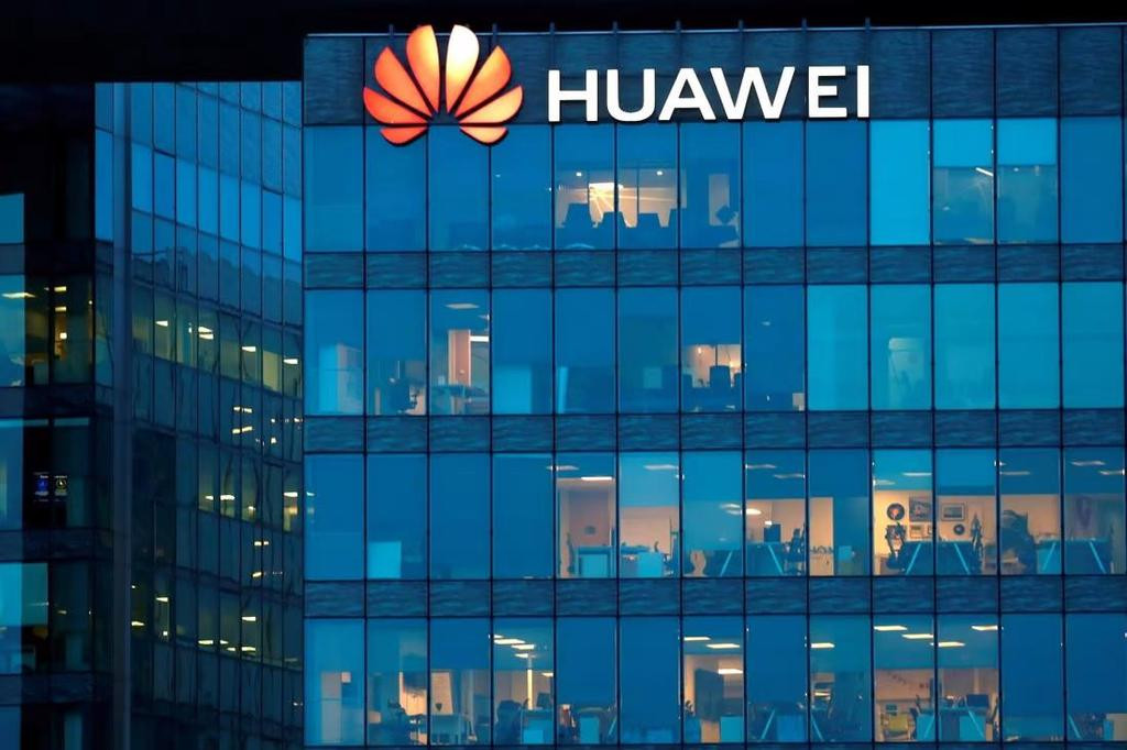 Cụ thể, giới chức Hoa Kỳ nghi ngờ nhà sản xuất Đài Loan này đã bán chip AI và chip tiên tiến khác cho Huawei của Trung Quốc. Huawei đã bị cấm mua chip được sản xuất bằng thiết bị của Hoa Kỳ kể từ năm 2020 như một phần trong các biện pháp an ninh quốc gia rộng lớn hơn của Hoa Kỳ. Ảnh: Tân Hoa xã