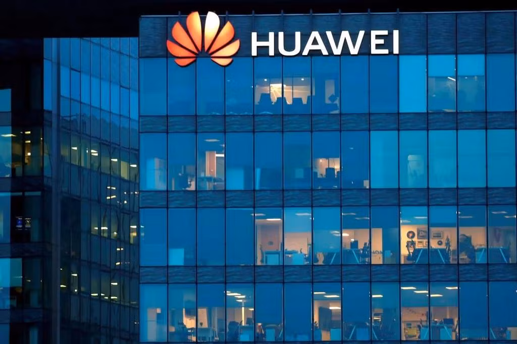 Cụ thể, giới chức Hoa Kỳ nghi ngờ nhà sản xuất Đài Loan này đã bán chip AI và chip tiên tiến khác cho Huawei của Trung Quốc. Huawei đã bị cấm mua chip được sản xuất bằng thiết bị của Hoa Kỳ kể từ năm 2020 như một phần trong các biện pháp an ninh quốc gia rộng lớn hơn của Hoa Kỳ. Ảnh: Tân Hoa xã