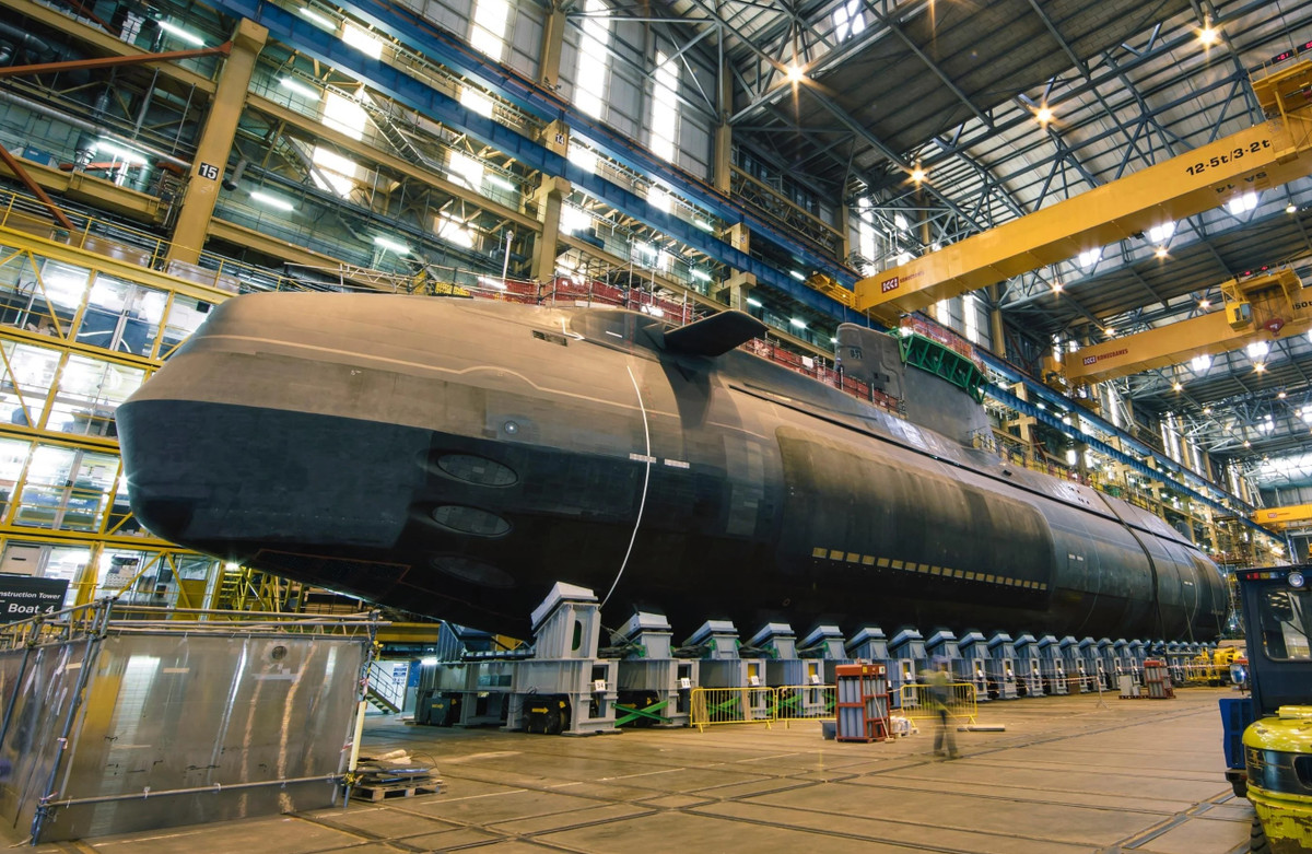 Lò phản ứng hạt nhân Rolls-Royce PWR 2 được thiết kế để vận hành suốt 25 năm mà không cần phải nạp nhiên liệu. Ngoài ra, thân tàu được lắp hơn 39.000 tấm cách thanh giúp che đi dấu hiệu sonar, cho phép tàu ngầm lướt trên mặt nước mà gần như không gây ra bất kỳ tiếng động nào. Ảnh: Submarines.