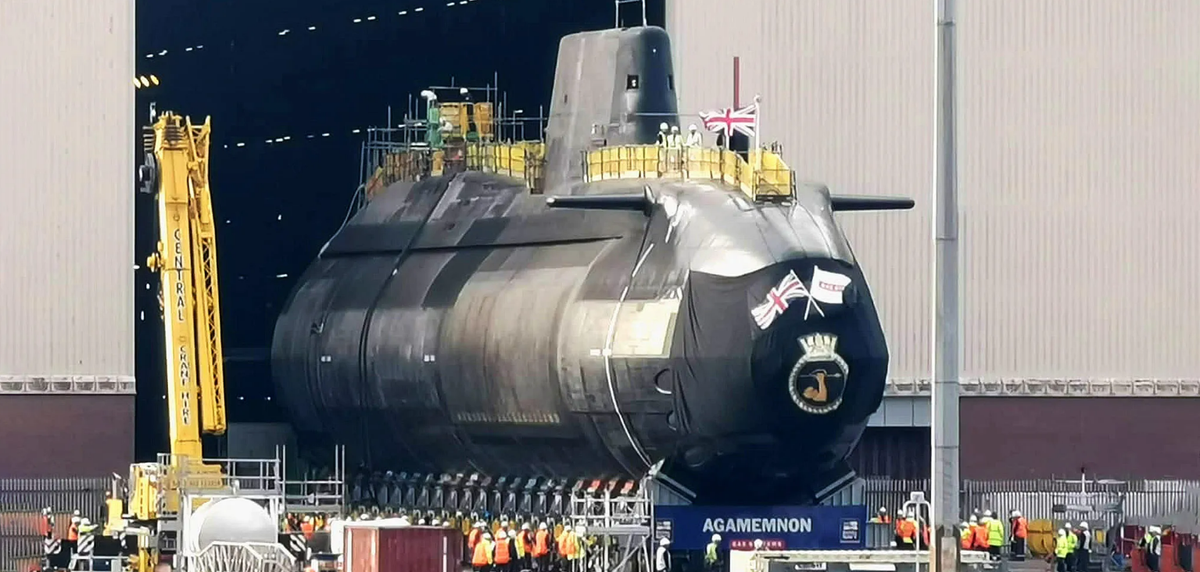 HMS Agamemnon rời khỏi xưởng đóng tàu Devonshire Dock Hall, đánh dấu việc hoàn thành chế tạo sang giai đoạn thử nghiệm vận hành. Khi đó, lò phản ứng của tàu sẽ hoạt động ở chế độ tới hạn lần đầu tiên. Ảnh: Navylookout.