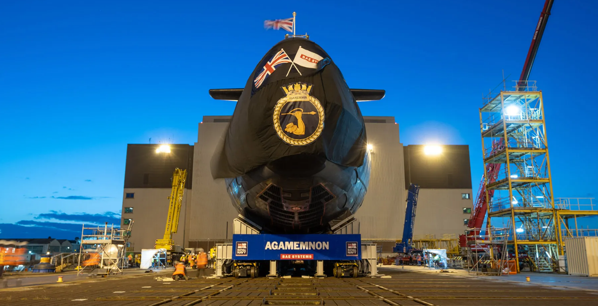 Chiếc tàu ngầm này được đặt theo tên của vị vua Hy Lạp cổ đại, Agamemnon. Đối với Hải quân Hoàng gia Anh, cái tên Agamemnon như một biểu tượng của sức mạnh hải quân, vì thế, đây là con tàu thứ 6 sử dụng tên này. Đồng thời, nó cũng là chiếc ngầm thứ 6 thuộc lớp Astute. Ảnh: Navylookout.