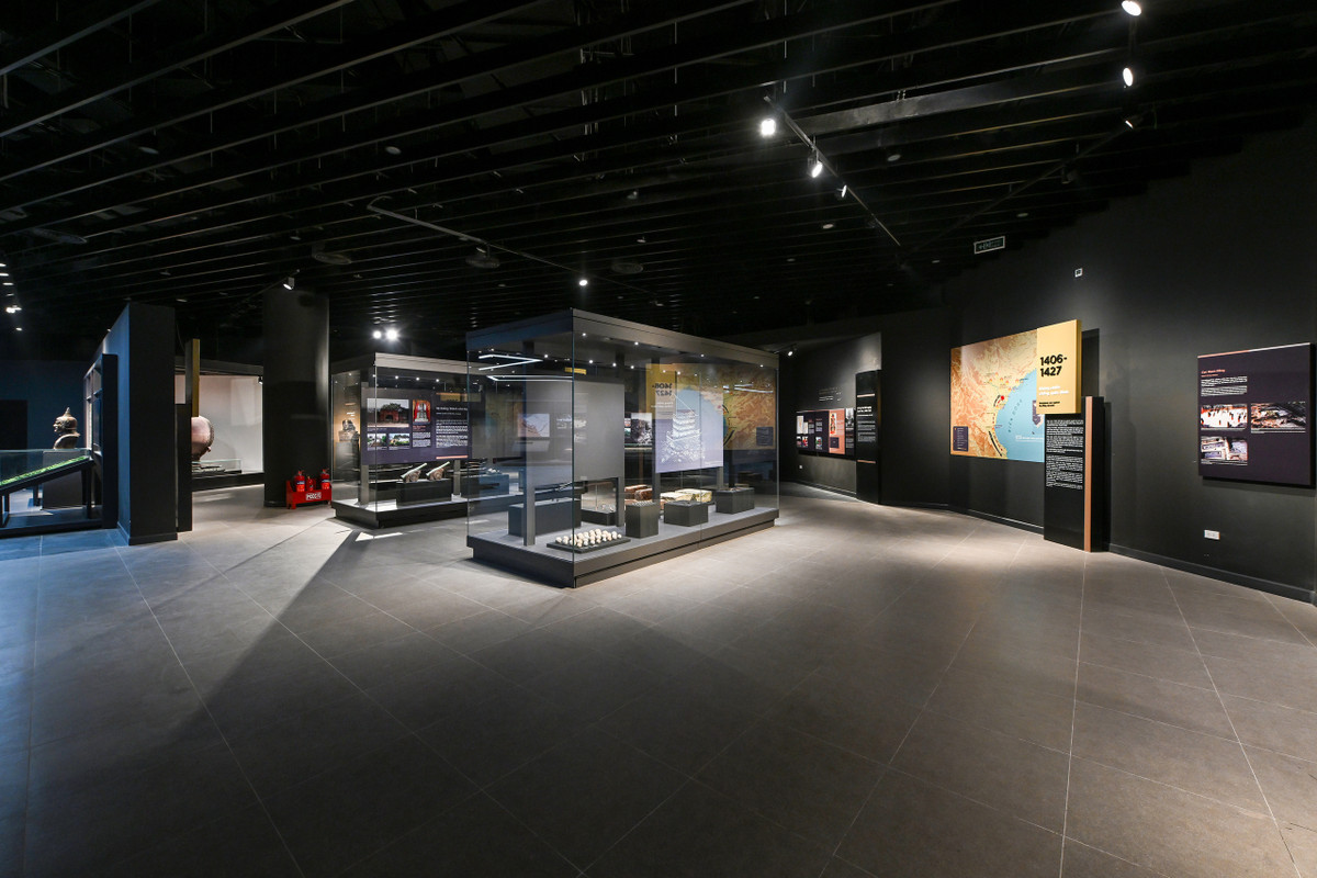 Không gian trưng bày bên trong bảo tàng tại tầng 1 được chia làm 6 chủ đề.Chủ đề 1: Buổi đầu dựng nước và giữ nước; Chủ đề 2: Bảo vệ nền độc lập từ năm 939 đến năm 1858; Chủ đề 3: Chống thực dân Pháp, giành độc lập dân tộc năm 1858 đến năm 1945; Chủ đề 4: Kháng chiến chống thực dân Pháp xâm lược, năm 1945 - 1954; Chủ đề 5: Cuộc kháng chiến chống Mỹ năm 1954 đến 1975; Chủ đề 6: Xây dựng và bảo vệ đất nước từ 1976 đến ngày nay.