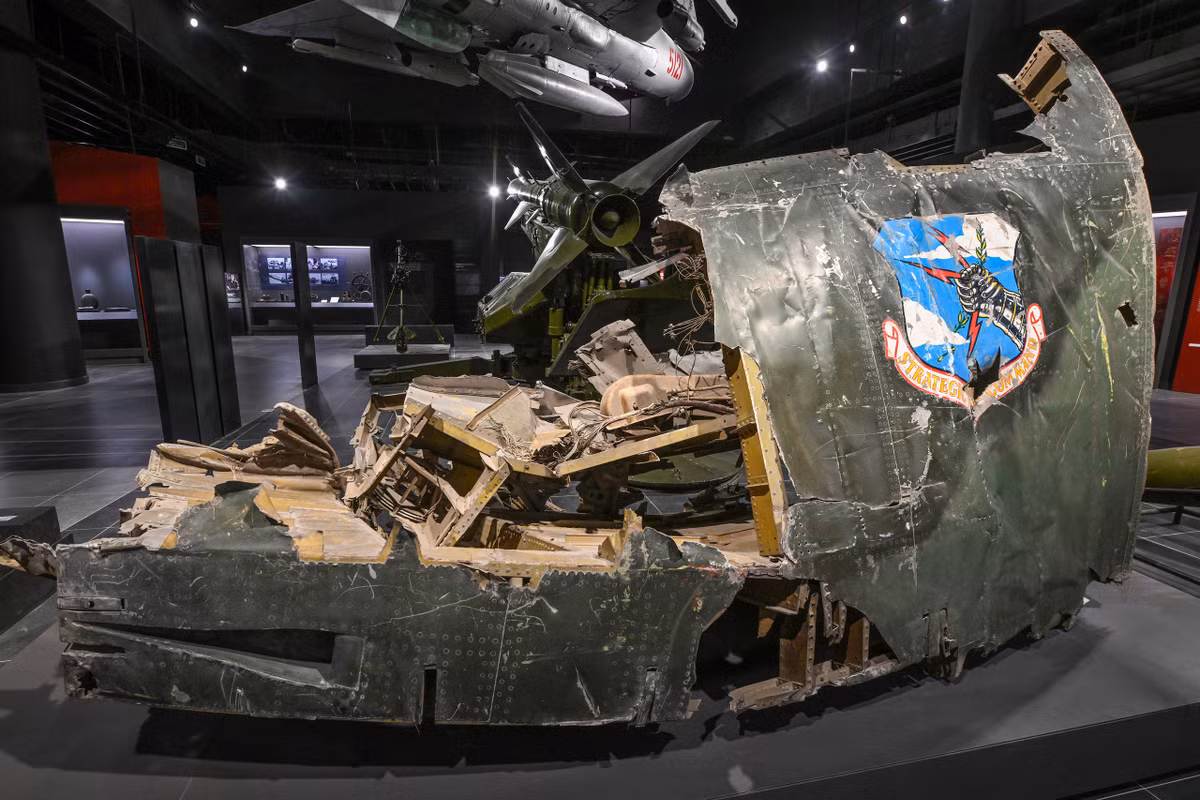 Không gian rộng của bảo tàng mới không chỉ trưng bày các hiện vật mà giới thiệu nhiều hình ảnh tư liệu quý về các cuộc họp quan trọng, quyết định sự thắng lợi của cách mạng Việt Nam; quá trình tổ chức chiến đấu và chiến đấu của các đơn vị, cung cấp cho du khách cái nhìn tổng thể, chi tiết về các sự kiện.