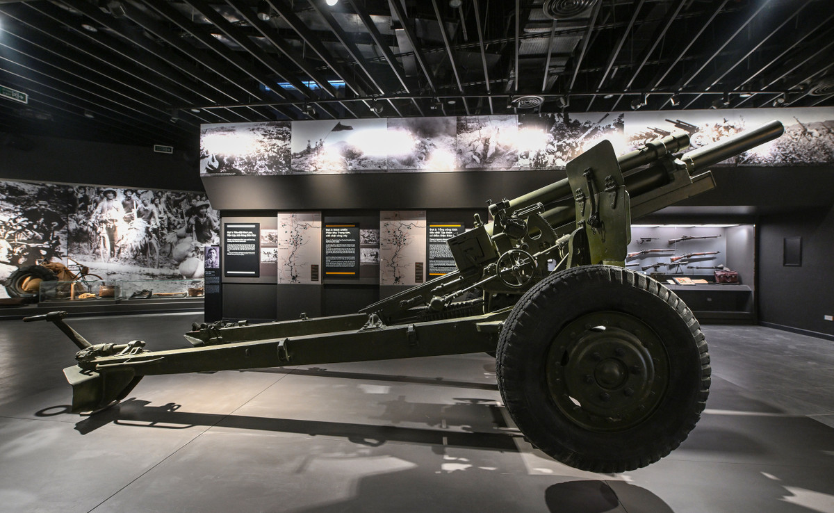 Pháo 105mm của Đại đội 806 Pháo mặt đất 105mm, số hiệu 14683 do Mỹ sản xuất viện trợ cho Pháp. Bộ đội Việt Nam thu được trong trận đánh đồn Nghĩa Lộ, chiến dịch Tây Bắc năm 1952. Đây là một trong những khẩu pháo bắn loạt đạn đầu tiên, dội bão lửa lên đầu giặc Pháp trong trận đánh cứ điểm Him Lam ngày 13/3/1954, mở màn Chiến dịch Điện Biên Phủ.