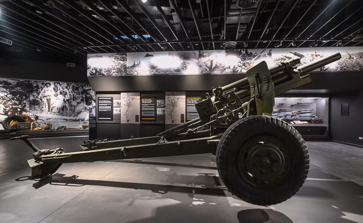 Pháo 105mm của Đại đội 806 Pháo mặt đất 105mm, số hiệu 14683 do Mỹ sản xuất viện trợ cho Pháp. Bộ đội Việt Nam thu được trong trận đánh đồn Nghĩa Lộ, chiến dịch Tây Bắc năm 1952. Đây là một trong những khẩu pháo bắn loạt đạn đầu tiên, dội bão lửa lên đầu giặc Pháp trong trận đánh cứ điểm Him Lam ngày 13/3/1954, mở màn Chiến dịch Điện Biên Phủ.