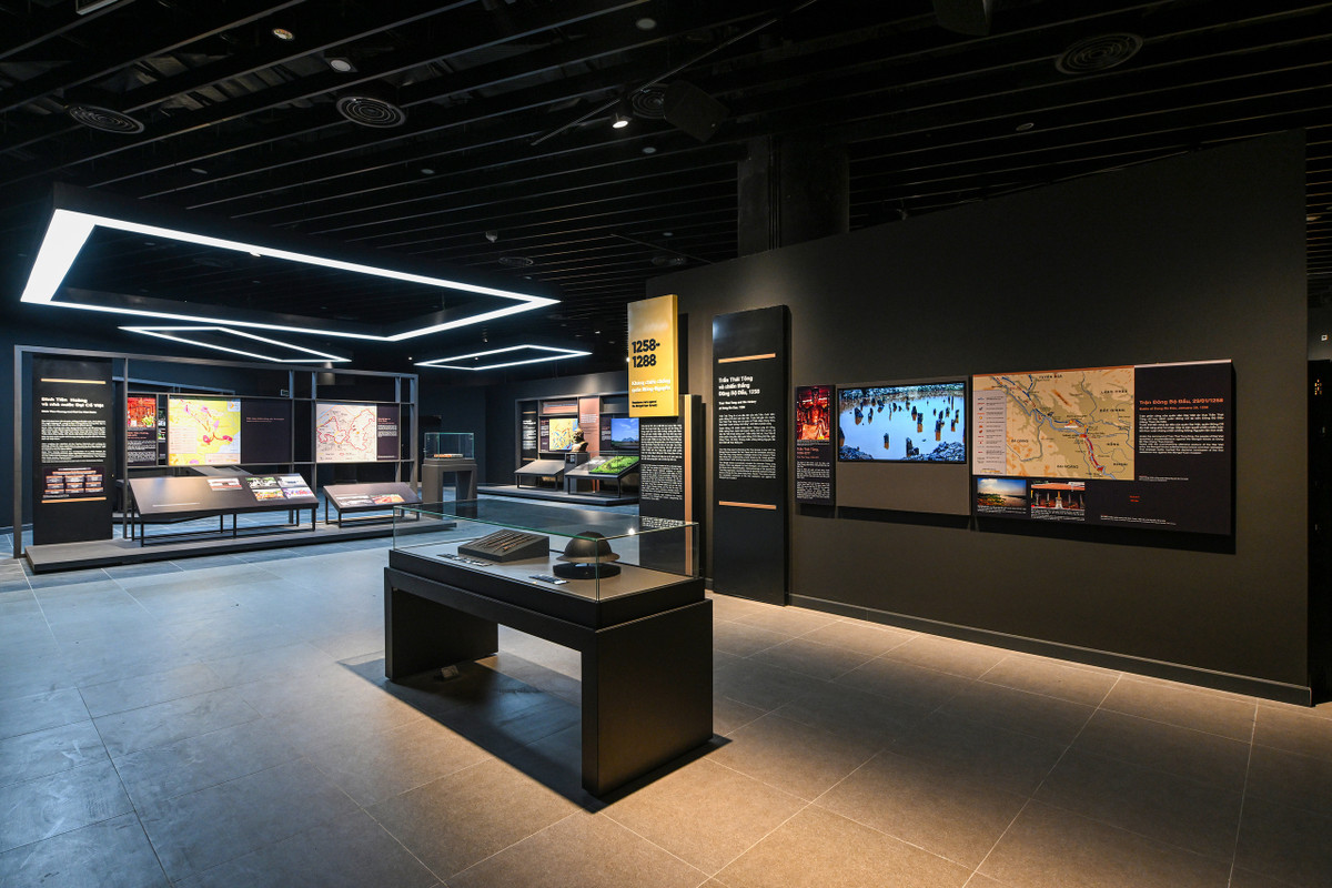 Tòa nhà chính của bảo tàng rộng hơn 23.000 m2, áp dụng nhiều phương pháp trưng bày mới, kết hợp với các công nghệ sa bàn 3D mapping; thiết bị màn hình tra cứu thông tin, media tư liệu ảnh, thuyết minh tự động audioguide và mã QR tra cứu thông tin hiện vật, hình ảnh và hơn 60 video clip giới thiệu về chiến dịch, trận đánh và các nhân vật lịch sử mang đến cho khách tham quan trải nghiệm hoàn toàn mới.