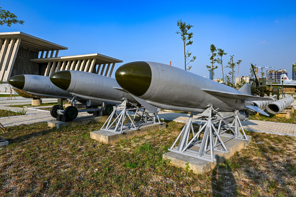 Bên trái quảng trường là khu trưng bày vũ khí, trang bị của quân đội nhân dân Việt Nam.