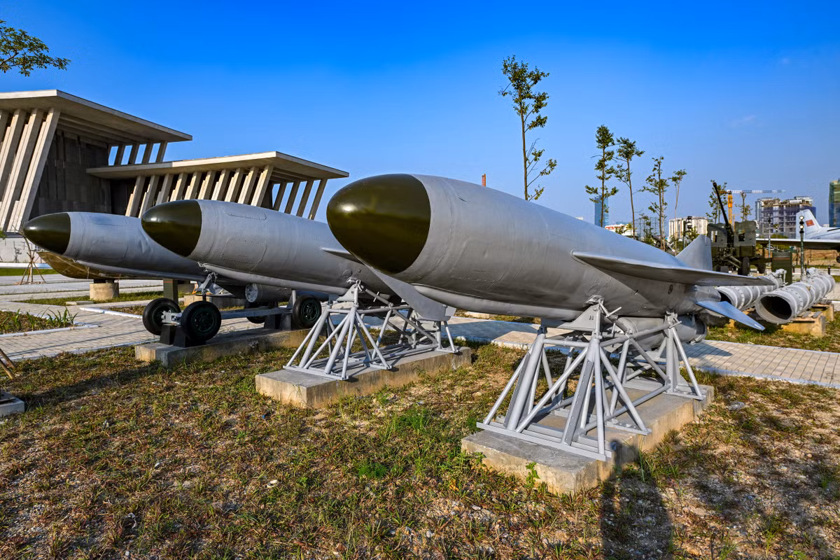 Bên trái quảng trường là khu trưng bày vũ khí, trang bị của quân đội nhân dân Việt Nam.