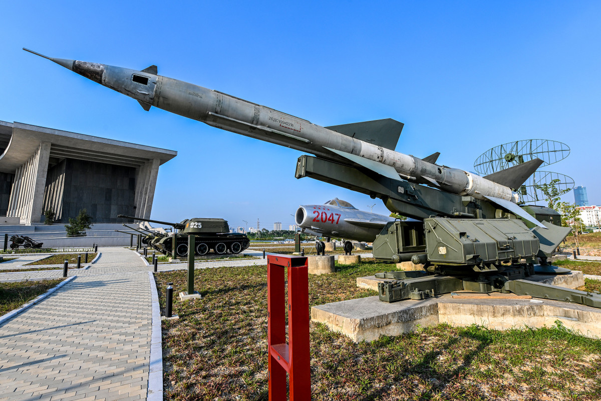 Tiêu biểu trong số này là hai chiếc máy bay vận tải và chở khách; pháo 85 mm; pháo cao xạ 57 mm; xe tăng PT-76; tiêm kích MiG-17; tiêm kích bom Su-22.