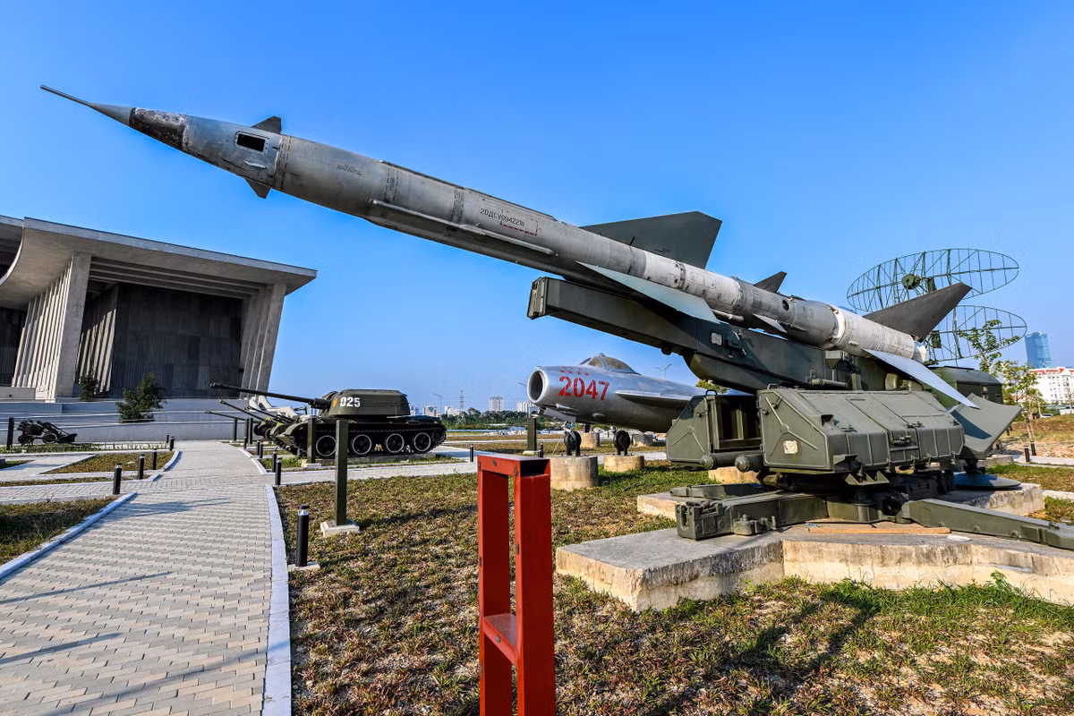 Tiêu biểu trong số này là hai chiếc máy bay vận tải và chở khách; pháo 85 mm; pháo cao xạ 57 mm; xe tăng PT-76; tiêm kích MiG-17; tiêm kích bom Su-22.