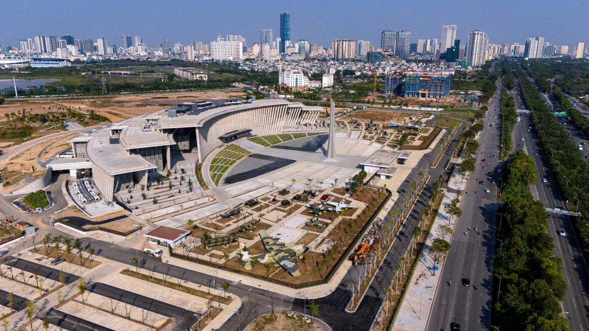 Từ ngày 01/11/2024, Bảo tàng Lịch sử Quân sự Việt Nam chính thức mở cửa đón, phục vụ khách tham quan và miễn phí tham quan đến hết tháng 12/2024 tại địa chỉ: Km 6+500 Đại Lộ Thăng Long, Phường Tây Mỗ, Đại Mỗ, quận Nam Từ Liêm, thành phố Hà Nội.