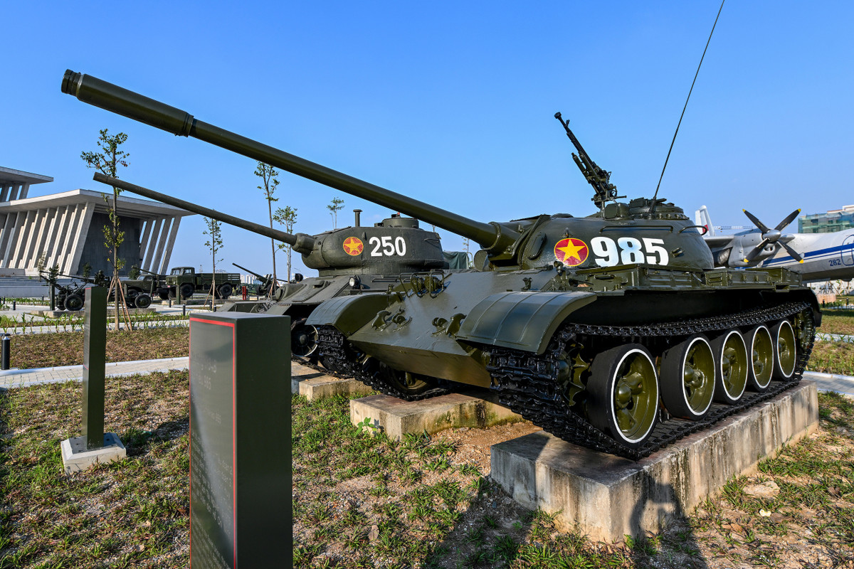 Xe tăng số hiệu 985 thuộc Lữ đoàn xe tăng 273, một trong những đơn vị trực tiếp tham gia chiến dịch Tây Nguyên – Buôn Mê Thuột và chiến dịch Hồ Chí Minh, trong trận đánh ngày 30/4/1975 tại ngã tư Bảy Hiền, Lăng Cha Cả, Gia Định.