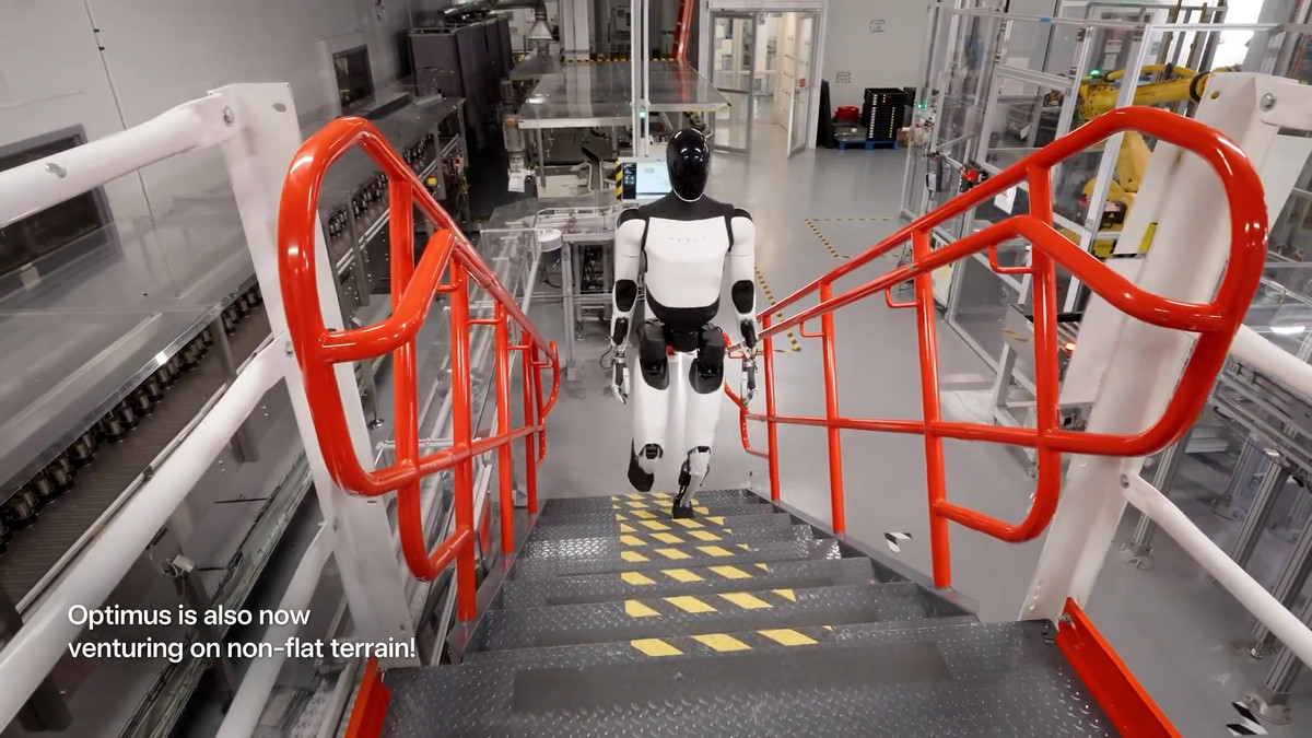 Tiếp đến, chúng ta thấy Optimus đã có thể đi trên địa hình không bằng phẳng như leo lên các bậc thang thang, một việc mà những con robot được chế tạo vào thập niên 2000 từng gặp rất nhiều khó khăn. Tuy nhiên Optimus không tự chủ hoàn toàn khi leo cầu thang, bởi dòng chữ 'tự động’ ở góc phải video đã biến mất, cho thấy nó đã được điều khiển từ xa. Đây cũng là hoạt động duy nhất trong video mà Optimus không tự thực hiện, nên có thể thấy lên xuống cầu thang vẫn là một việc khó với nó.