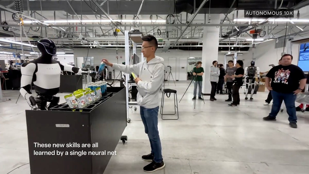 Cuối cùng, video ghi lại cảnh Optimus tương tác với các nhân viên nhà máy. Nó có thể khước từ những hành động không an toàn, chẳng hạn khi một người đưa nắm đấm tới trước mặt thì nó giơ ngón trỏ lên để thể hiện sự ‘không đồng ý'. Video kết thúc khi con robot đưa các gói đồ ăn hoặc đồ uống cho họ, tùy theo cách mỗi người dùng tay ra hiệu cho nó.