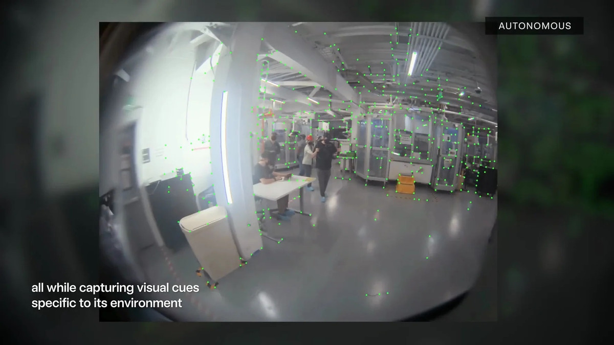 Tesla cho biết các bước đi của nó đã trở nên tự tin hơn, không còn ngắc ngứ như trước. Giờ đây Optimus đã có thể tự động đi lại khám phá những khu vực nó chưa “biết” tới, nhưng vẫn né được các chướng ngại vật và con người nhờ sử dụng mạng neuron tích hợp trên máy tính của robot.