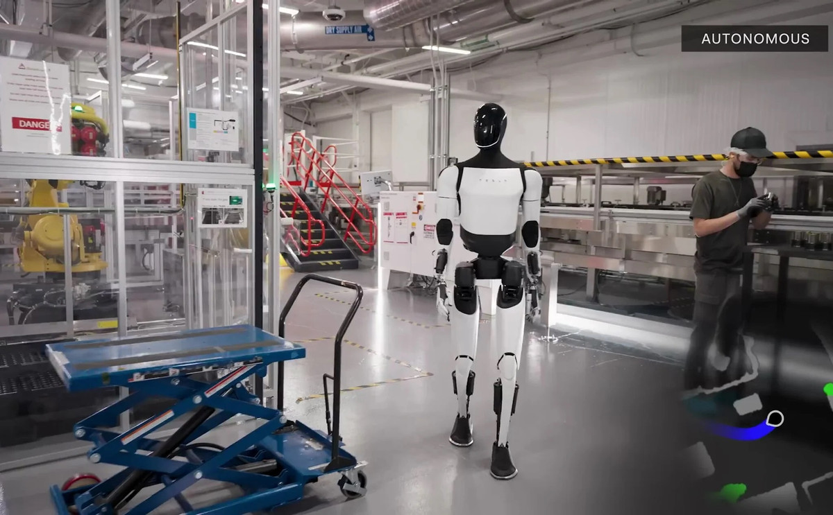 Ở góc trên bên phải video, có chữ ‘Autonomous’ để người xem biết khi thực hiện hoạt động đó thì con robot có đang tự chủ hay không. Mở đầu video là cảnh Optimus đang đi lững thững trong nhà máy.