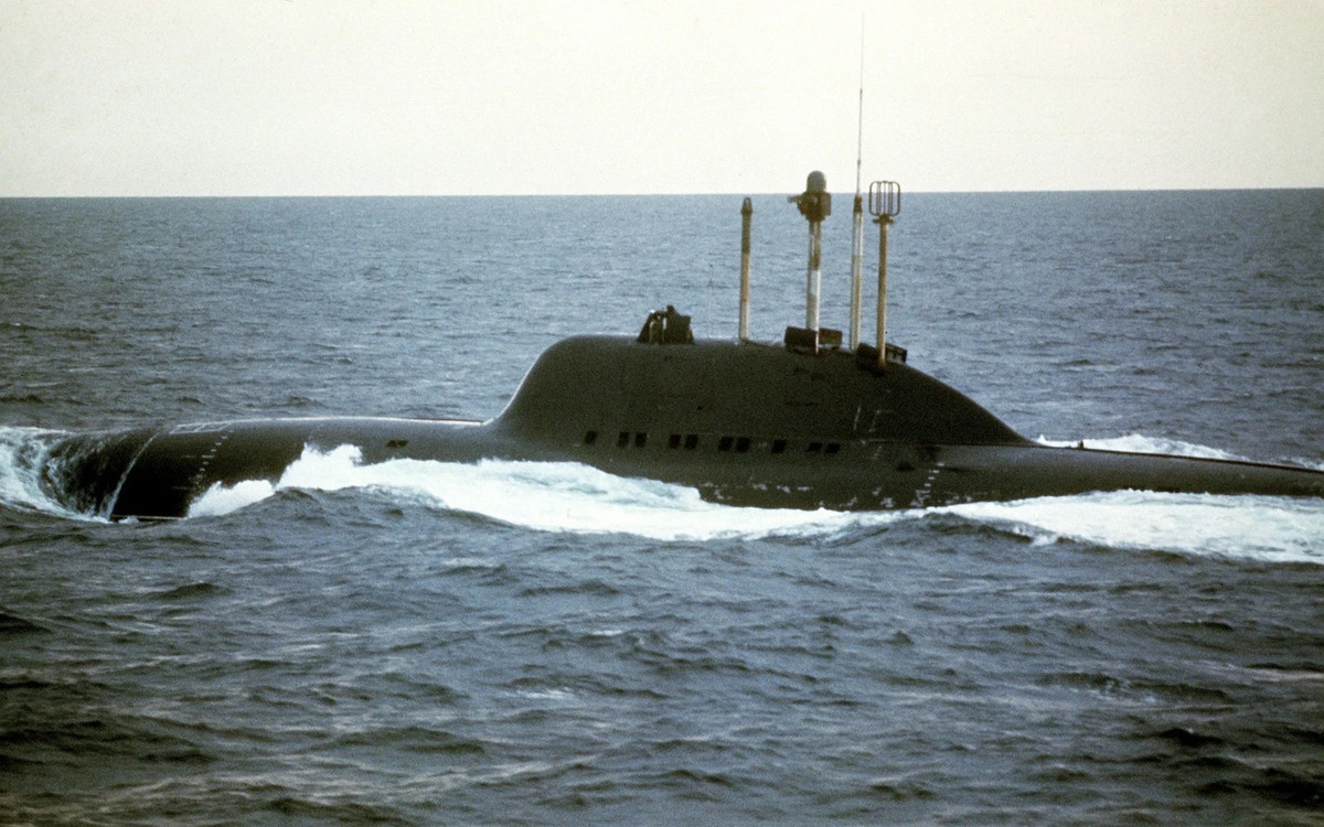 Về sau, chiếc tàu ngầm này được đặt tên là Komsomolets (Đoàn viên Đoàn thanh niên Cộng sản), được hạ thủy vào năm 1983, các cuộc thử nghiệm được tiến hành trong 4 năm sau đó.