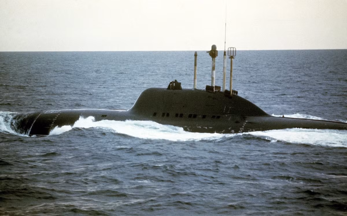 Về sau, chiếc tàu ngầm này được đặt tên là Komsomolets (Đoàn viên Đoàn thanh niên Cộng sản), được hạ thủy vào năm 1983, các cuộc thử nghiệm được tiến hành trong 4 năm sau đó.