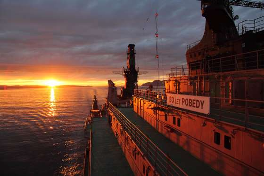 Murmansk, Nga: Một con tàu phá băng đang trôi qua vịnh Kola vào lúc nửa đêm, khi mặt trời vẫn chiếu sáng phía sau