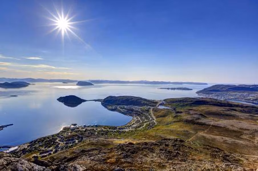 Hammerfest, Na Uy: Quang cảnh của các thị trấn ở Hammerfest và Rypefjord nhìn từ núi Tyven, Na Uy vào ban đêm.