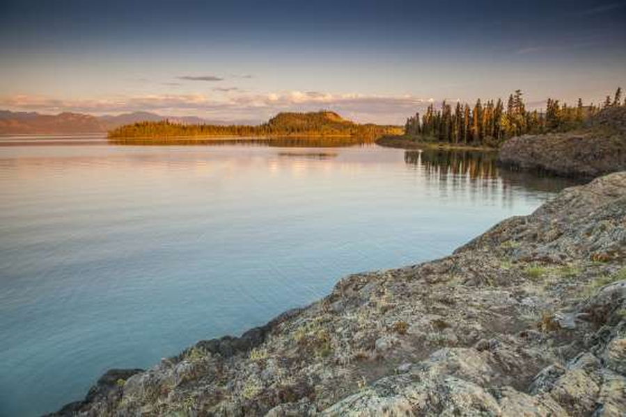 Whitehorse, Canada: Vào tiết Hạ chí, mặt trời ở Whitehorse chiếu sáng hơn 19 giờ mỗi ngày. Đây là hình ảnh hồ Laberge, Whitehorse vào lúc trời tối.