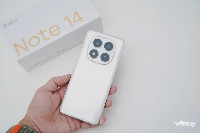 Máy sở hữu mặt lưng hoàn thiện từ chất liệu kính cao cấp, cong 2 cạnh bên cho cảm giác cầm nắm thoải mái. Phiên bản này là phiên bản màu trắng có họa tiết dạng đồi cát khá đẹp mắt. Máy còn có thêm các tùy chọn màu khác như màu đen, màu xanh và màu tím