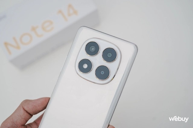 Model năm nay, mọi thứ được vát cong một cách nhẹ nhàng, trang bị màn hình cong cạnh vốn chỉ xuất hiện trên dòng Plus. Điều này tạo nên một dáng vẻ mới cho dòng Redmi Note vốn được coi là dòng điện thoại "quốc dân" của người dùng Việt