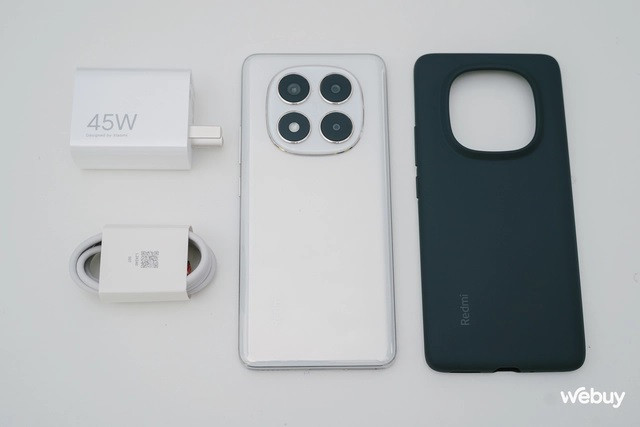 Đây là toàn bộ phụ kiện theo máy: củ sạc nhanh, cáp sạc USB-C và ốp lưng dẻo màu đen. Redmi Note 14 Pro hiện tại đang được bán ở thị trường Việt Nam với mức giá khoảng 5,69 triệu đồng cho tùy chọn bộ nhớ thấp nhất 8GB/128GB.