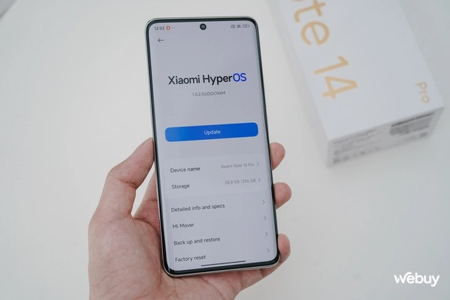 Máy chạy trên hệ điều hành Android 14 với giao diện HyperOS. Do là phiên bản nội địa chưa ra mắt ở quốc tế, máy sẽ không có tiếng Việt cài đặt sẵn cũng như không có các dịch vụ của Google, người dùng cần cài đặt thủ công. Tại một số cửa hàng bán chiếc máy này, người dùng sẽ được hỗ trợ các vấn đề về phần mềm