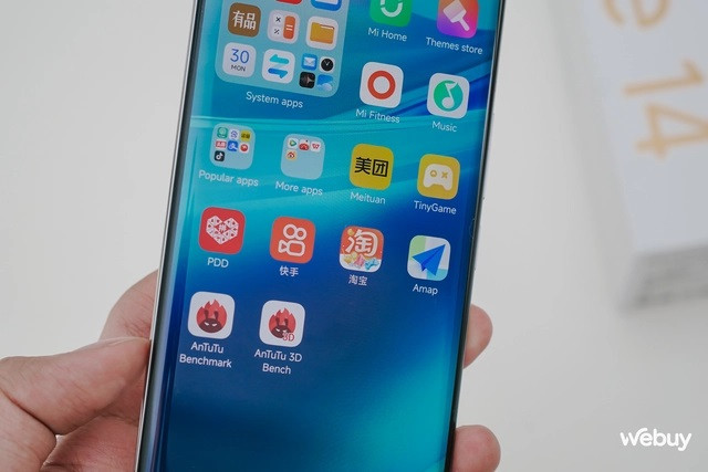 Màn hình sử dụng thiết kế "nốt ruồi" với camera selfie 20MP đặt ở chính giữa cạnh viền trên. Viền màn hình thiết kế mỏng và khá đều ở các cạnh, không giống như một thiết bị cao cấp. Ngoài ra thì màn hình này cũng tích hợp cả cảm biến vân tay quang học phía dưới