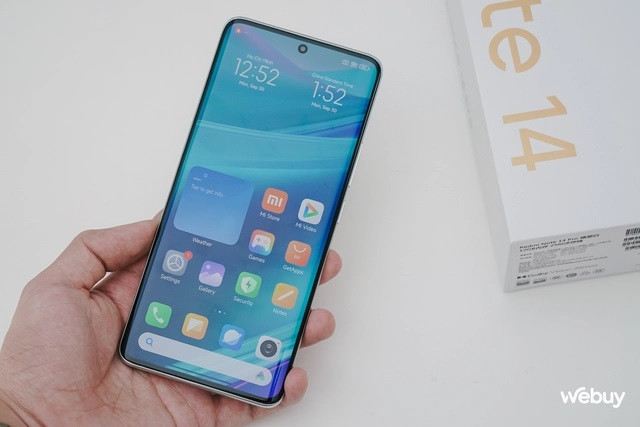 Ở mặt trước, Redmi Note 14 Pro trang bị một màn hình kích thước 6,67 inch, sử dụng tấm nền AMOLED cao cấp với độ phân giải 1,5K. Đây là màn hình 12-bit màu, có thể hiển thị được hơn 68 tỷ màu sắc khác nhau đồng thời có độ sáng lên tới 3.000 nits