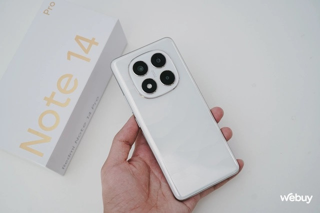 Phiên bản trong bài viết này là Redmi Note 14 Pro, có mức giá chỉ hơn 5 triệu đồng nhưng trang bị khá nhiều ưu điểm nổi bật: thiết kế mới siêu bền bỉ, màn hình chất lượng cao cong cạnh viền, hiệu năng tương đối mạnh mẽ cũng như thời lượng pin ấn tượng. Ảnh Webuy