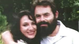 Một giả thuyết đáng chú ý là vợ ông, Teresa, có liên quan đến vụ này, có thể là do ghen tuông hoặc được thuê để khiến ông biến khỏi Trái đất. Cơ sở của nghi vấn này dựa vào việc chính Teresa cũng biến mất đúng một năm sau khi Grinberg mất tích. Ảnh: The book of Jacob