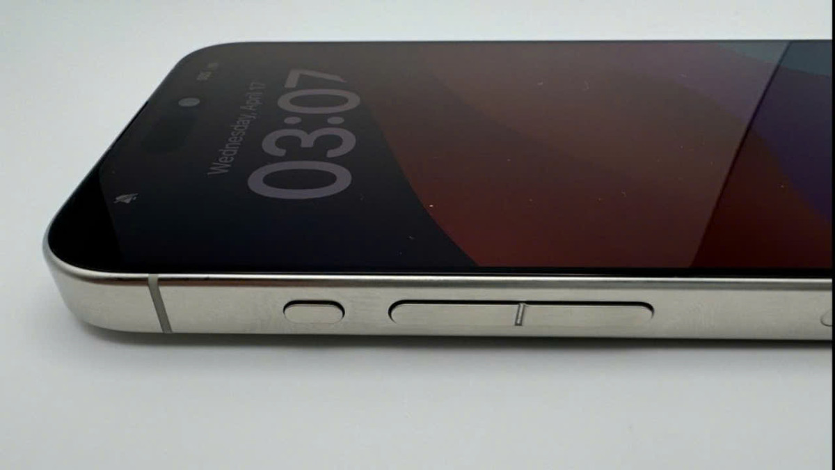 Thậm chí cũng có một phiên bản nút Action có cả cảm ứng điện dung và có kích thước lớn hơn nhưng đến cuối cùng, Apple đã chọn thiết kế như đã biết cho iPhone 15 Pro.