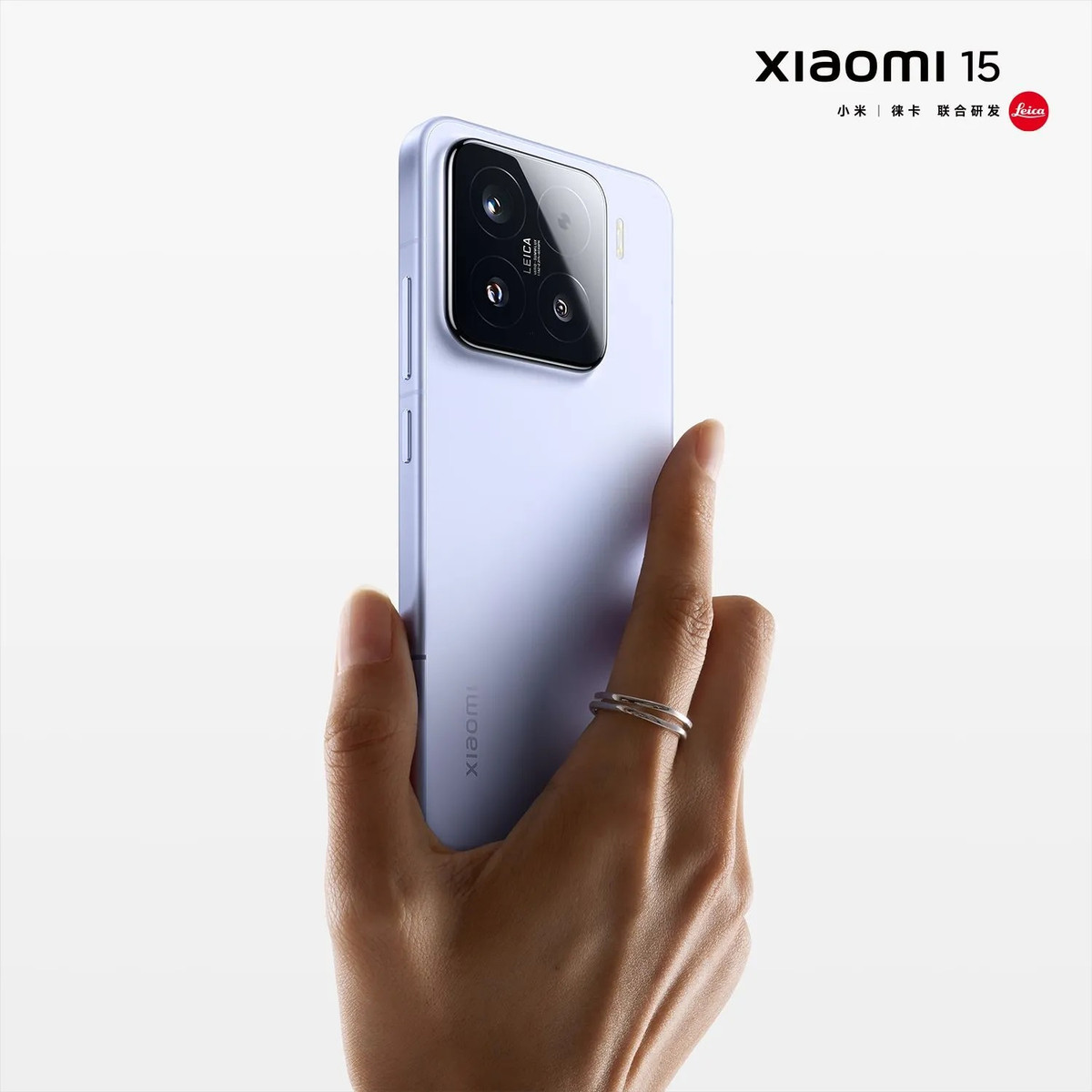 Vương Hóa, Tổng giám đốc Phòng Quan hệ Công chúng của Xiaomi, nhận xét về thiết bị này bằng hai từ "tinh tế", thể hiện qua từng chi tiết trong quy trình sản xuất, chất lượng hoàn thiện, và cảm giác cầm nắm. Ông nói thêm rằng: "Sau khi ra mắt, mọi người hãy đến cửa hàng Xiaomi để trải nghiệm trực tiếp, vì hình ảnh hay video đều không thể thể hiện hết được sự đặc biệt và tinh tế của sản phẩm."