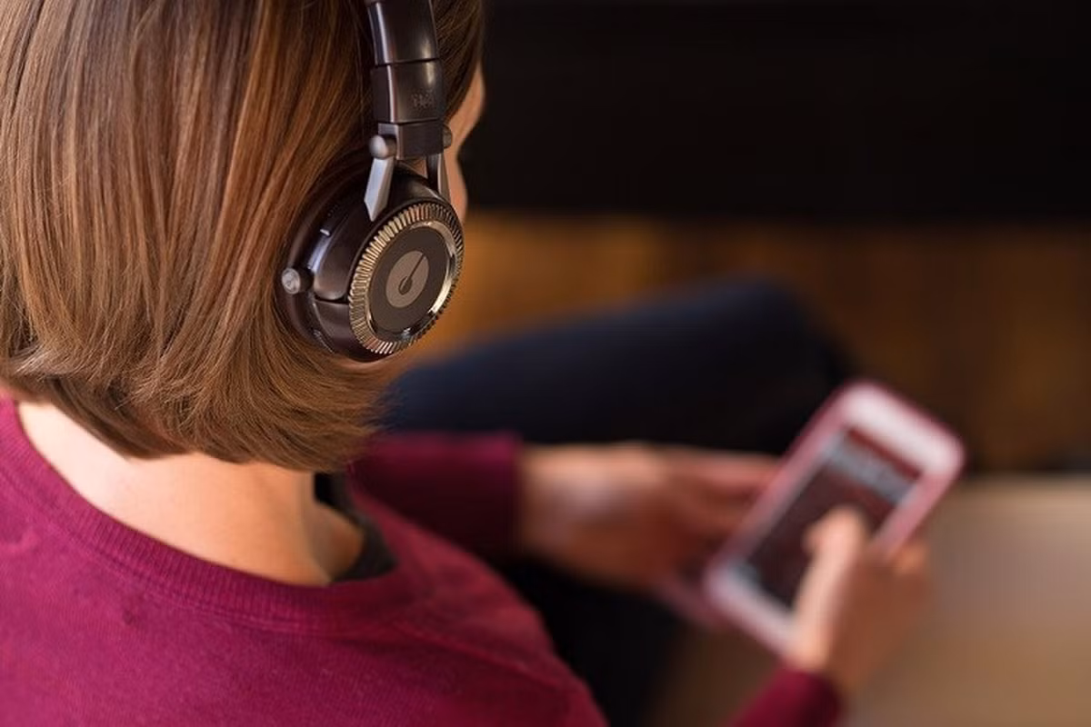 Chính vì vậy, ngoài chức năng truyền âm, tai nghe cũng trở thành một phụ kiện thời trang. Vậy nên nếu có thể, hãy giúp chị em đa dạng hơn nữa bộ sưu tập của mình. Thị trường tai nghe hiện tại rất đa dạng về nhà sản xuất cũng như khung giá, chỉ cần chút ít thời gian tìm hiểu là bạn hoàn toàn có thể lựa chọn một món quà phù hợp với túi tiền làm vui lòng chị em.