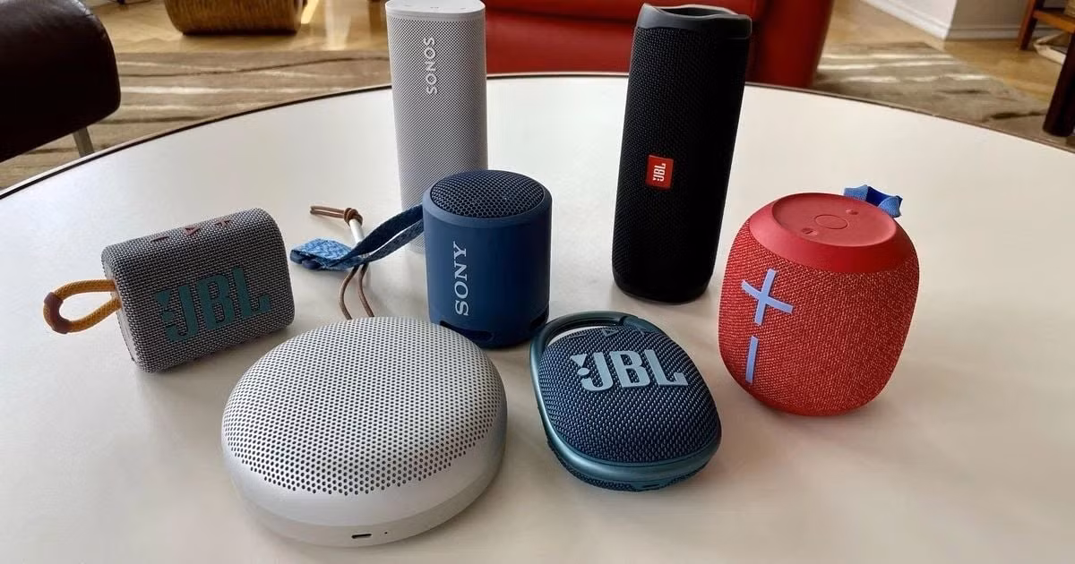 Thêm một vật dụng công nghệ với chức năng âm thanh, loa bluetooth đáp ứng nhu cầu giải trí trong không gian rộng hơn, đồng thời sẽ là vật dụng hữu ích cho các buổi dã ngoại, sinh hoạt tập thể. Để thuận tiện cho nhu cầu sử dụng năng động, nên lựa chọn các loại loa có chức năng chống nước, chống sốc đồng thời lựa chọn công suất phù hợp cho nhu cầu sử dụng. Ảnh: Lido Shop