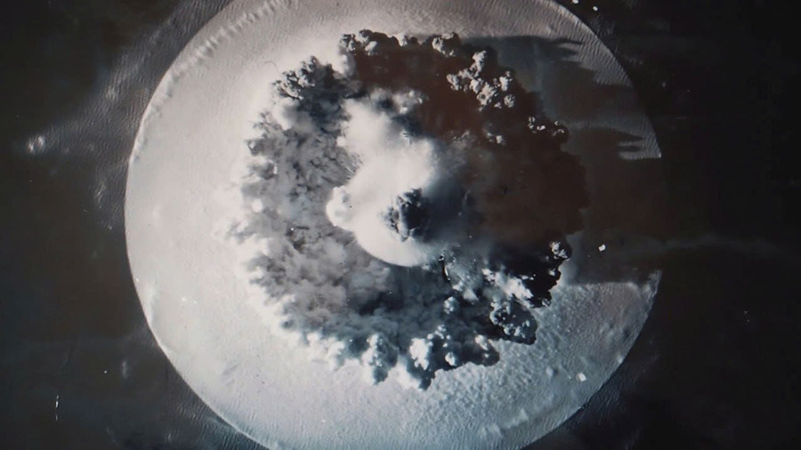 Cuộc thử nghiệm ngư lôi mang đầu hạt nhân đầu tiên dưới nước diễn ra ở Liên Xô vào ngày 21 tháng 9 năm 1955. Chính quyền Xô Viết lúc đó gọi mục tiêu chính của nó là phát triển lá chắn phòng thủ chống hạt nhân cho hạm đội Liên Xô. Ảnh: Zvezda