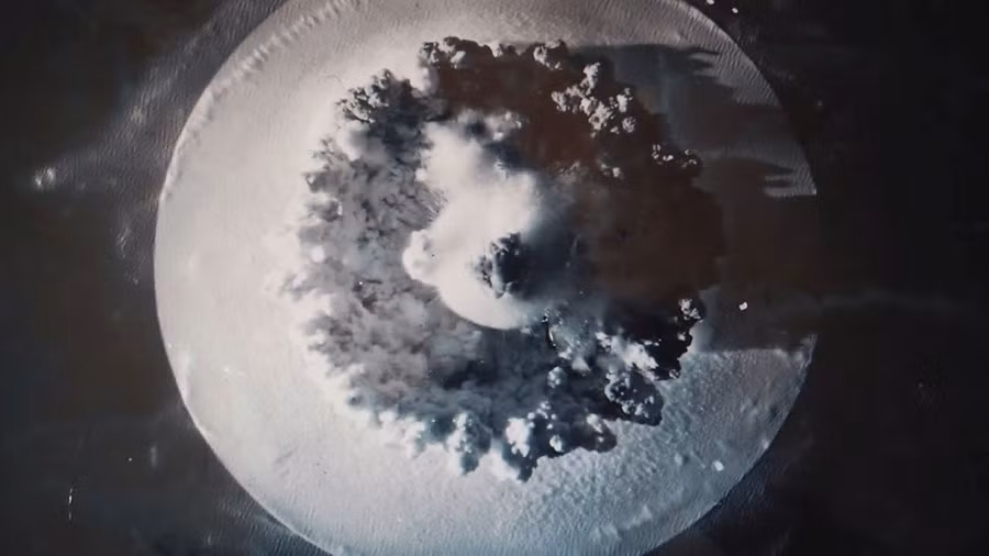 Cuộc thử nghiệm ngư lôi mang đầu hạt nhân đầu tiên dưới nước diễn ra ở Liên Xô vào ngày 21 tháng 9 năm 1955. Chính quyền Xô Viết lúc đó gọi mục tiêu chính của nó là phát triển lá chắn phòng thủ chống hạt nhân cho hạm đội Liên Xô. Ảnh: Zvezda