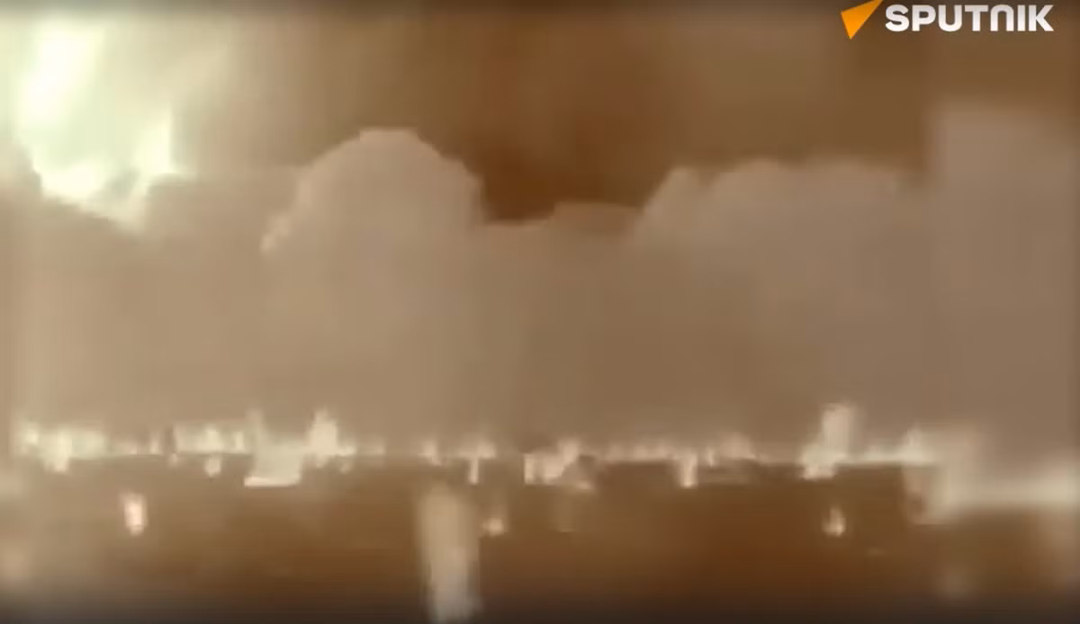 Ngoài ra, vụ nổ còn liên tiếp tạo ra hàng loạt vụ nổ thứ cấp. Tuy nhiên số các tàu mục tiêu khác cơ bản không bị hư hại nhiều. Kết quả của các cuộc thử nghiệm, người ta kết luận rằng nếu các tàu được bố trí chính xác ở khoảng cách lớn với nhau, kẻ thù sẽ không thể đánh chìm nhiều hơn một tàu bằng ngư lôi hạt nhân. Ảnh Sputnik