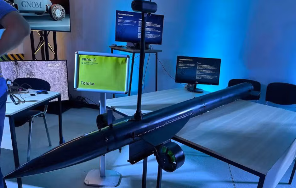 Toloka TLK-150 USV chứa đầy thuốc nổ chạy ngầm dưới nước, nó ít bị phát hiện hơn và khó vô hiệu hóa. Đầu đạn của nó cũng tác động bên dưới mực nước nên có nhiều khả năng đánh chìm mục tiêu hơn.