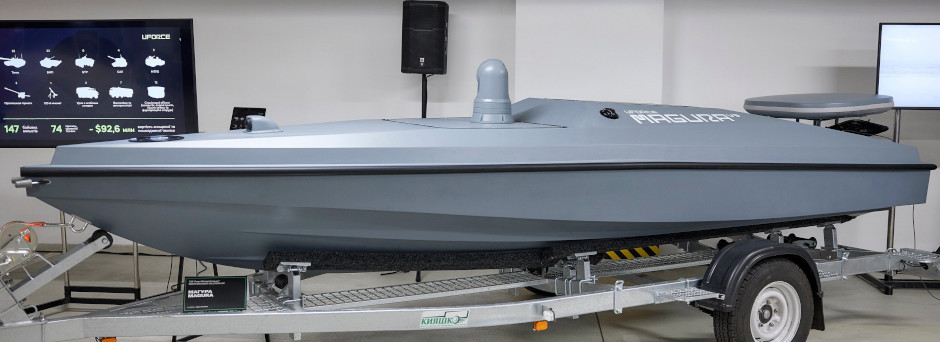 Magura V5 dài 5,5m và rộng 1,5m, cao hơn mực nước 0,5 m. Tốc độ tối đa 40km/h trong phạm vi khoảng 833 km. Tải trọng 320 kg và sử dụng vô tuyến dạng lưới với bộ lặp trên không hoặc liên lạc vệ tinh.