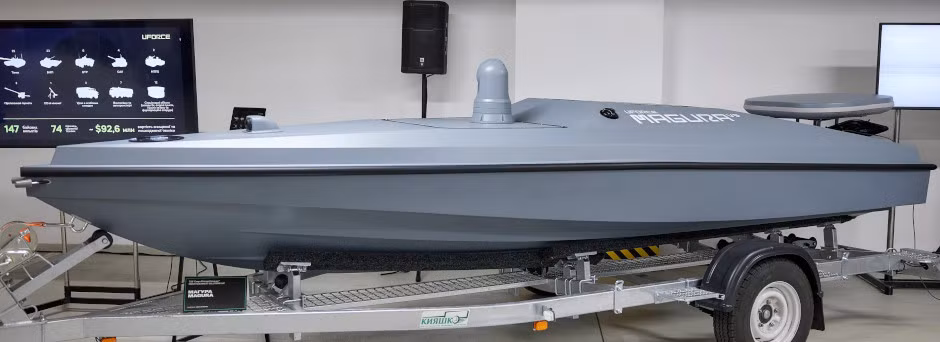 Magura V5 dài 5,5m và rộng 1,5m, cao hơn mực nước 0,5 m. Tốc độ tối đa 40km/h trong phạm vi khoảng 833 km. Tải trọng 320 kg và sử dụng vô tuyến dạng lưới với bộ lặp trên không hoặc liên lạc vệ tinh.