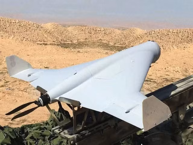 Nhờ có khối lượng nhỏ (9kg), vật liệu composite và động cơ điện của UAV Cube góp phần tạo nên tín hiệu âm thanh và nhiệt thấp, nhờ vậy nó khó bị đối phương phát hiện. Kube thường được phóng bằng các hệ thống trượt di động, tại một thời điểm có thể triển khai phóng cùng lúc nhiều UAV như vậy. Ảnh: Rostec.